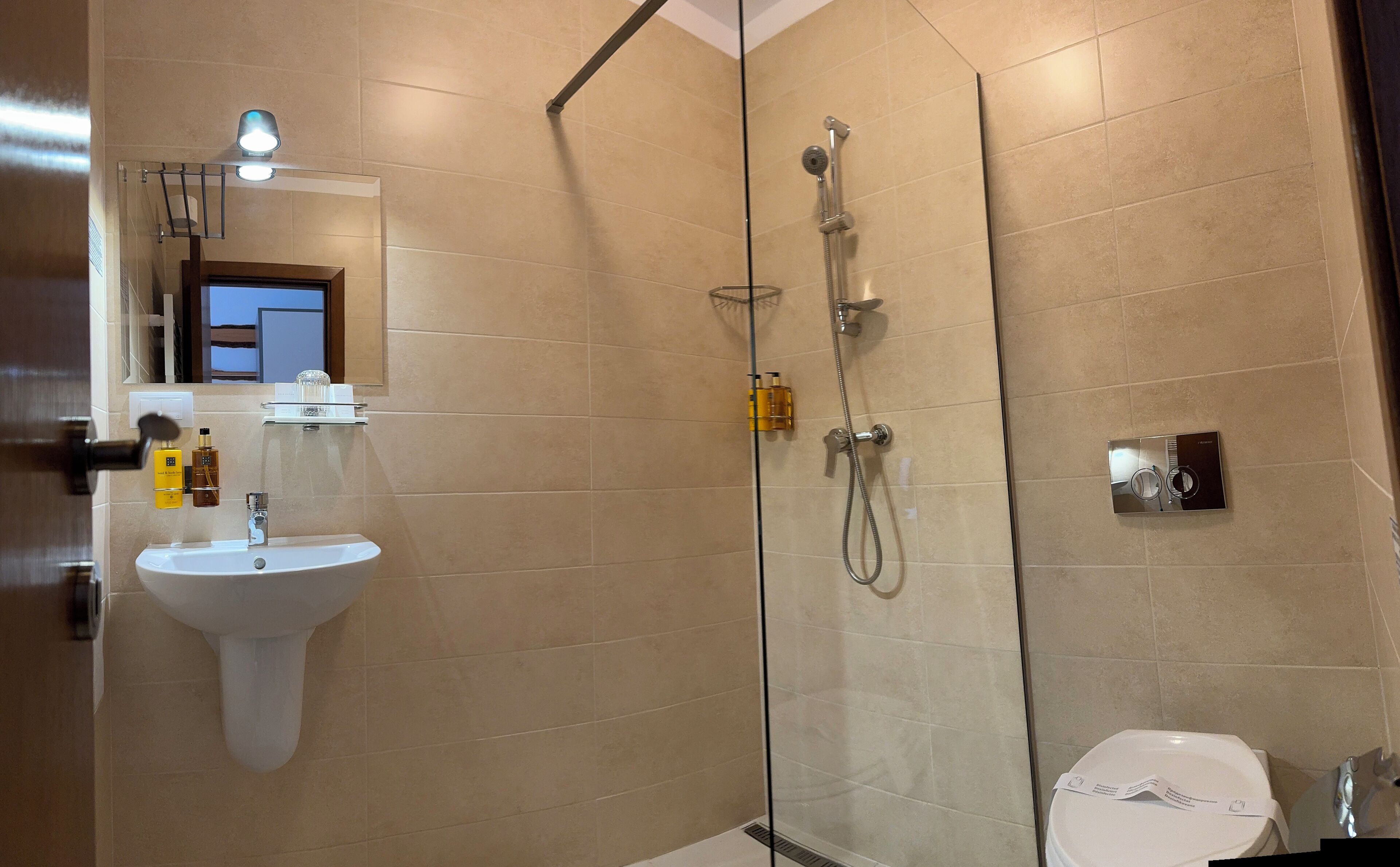Kamer, 1 twee- of 2 eenpersoonsbedden | Badkamer | Een douche, gratis toiletartikelen, pantoffels, handdoeken