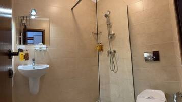 Kamer, 1 twee- of 2 eenpersoonsbedden | Badkamer | Een douche, gratis toiletartikelen, pantoffels, handdoeken