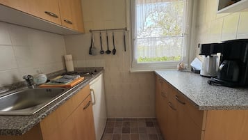 Frigorífico, horno, placa de cocina y cafetera o tetera