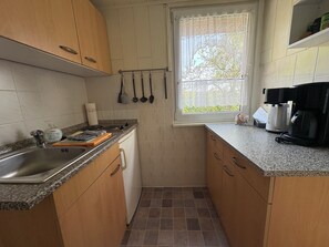 KĂŒhlschrank, Ofen, Herdplatte, Wasserkocher mit Kaffee-/Teezubehör