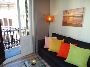 Leilighet – comfort | Oppholdsområde | TV