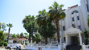 A building with a white facade and a sign reading "Nature Apart". - Nature Maris Apart (Marmaris)