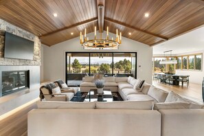 TV, fireplace, foosball, table tennis - Pilot’s Dream with Hot Tub, Game Room and Hangar (Sunriver)