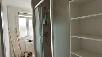 Douche, serviettes fournies, papier toilette