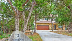 Una casa en el número 3220 de Summit Drive, con garaje y rodeada de árboles.