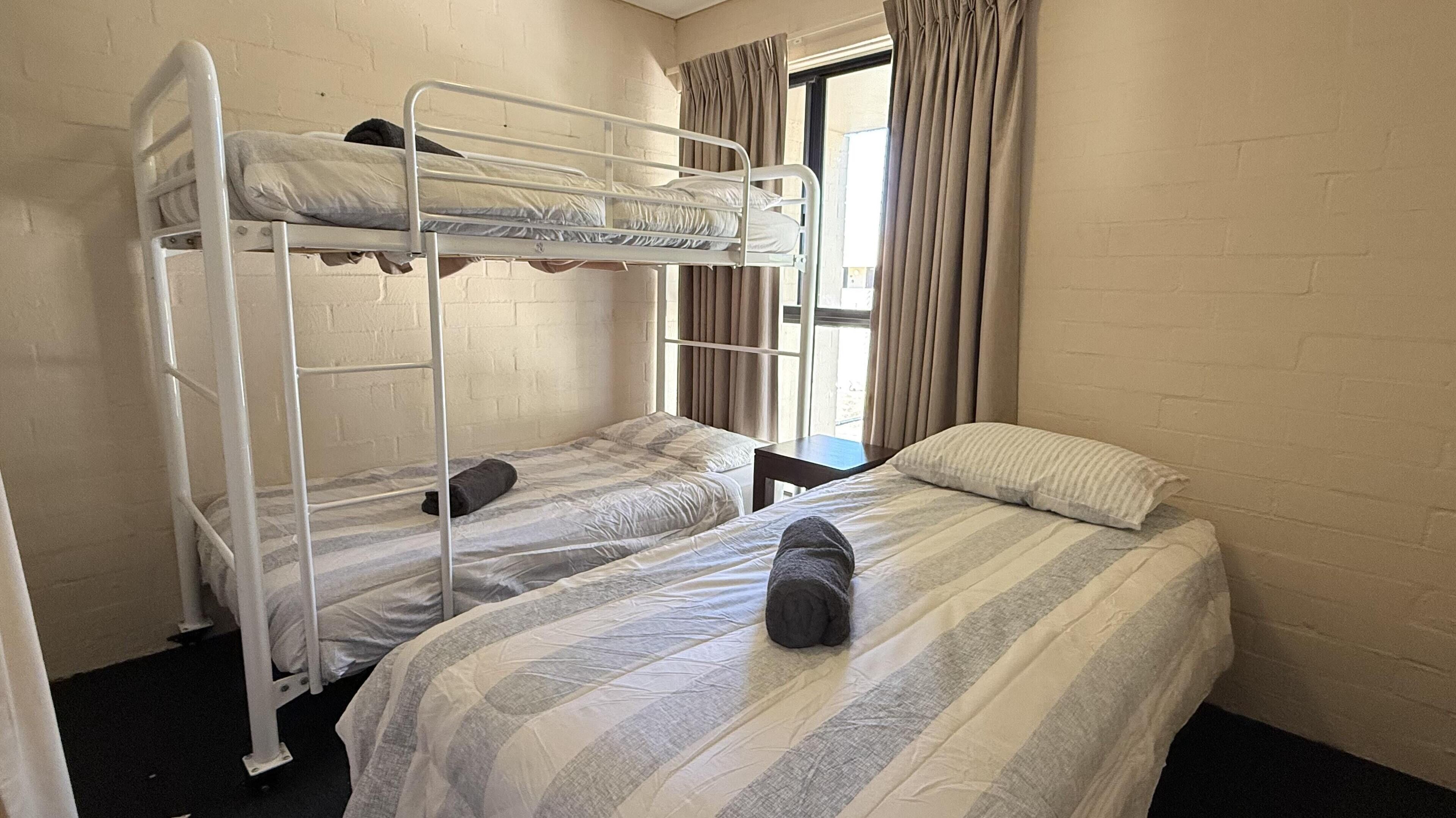 3 室のベッドルーム、WiFi (無料)、ベッドシーツ