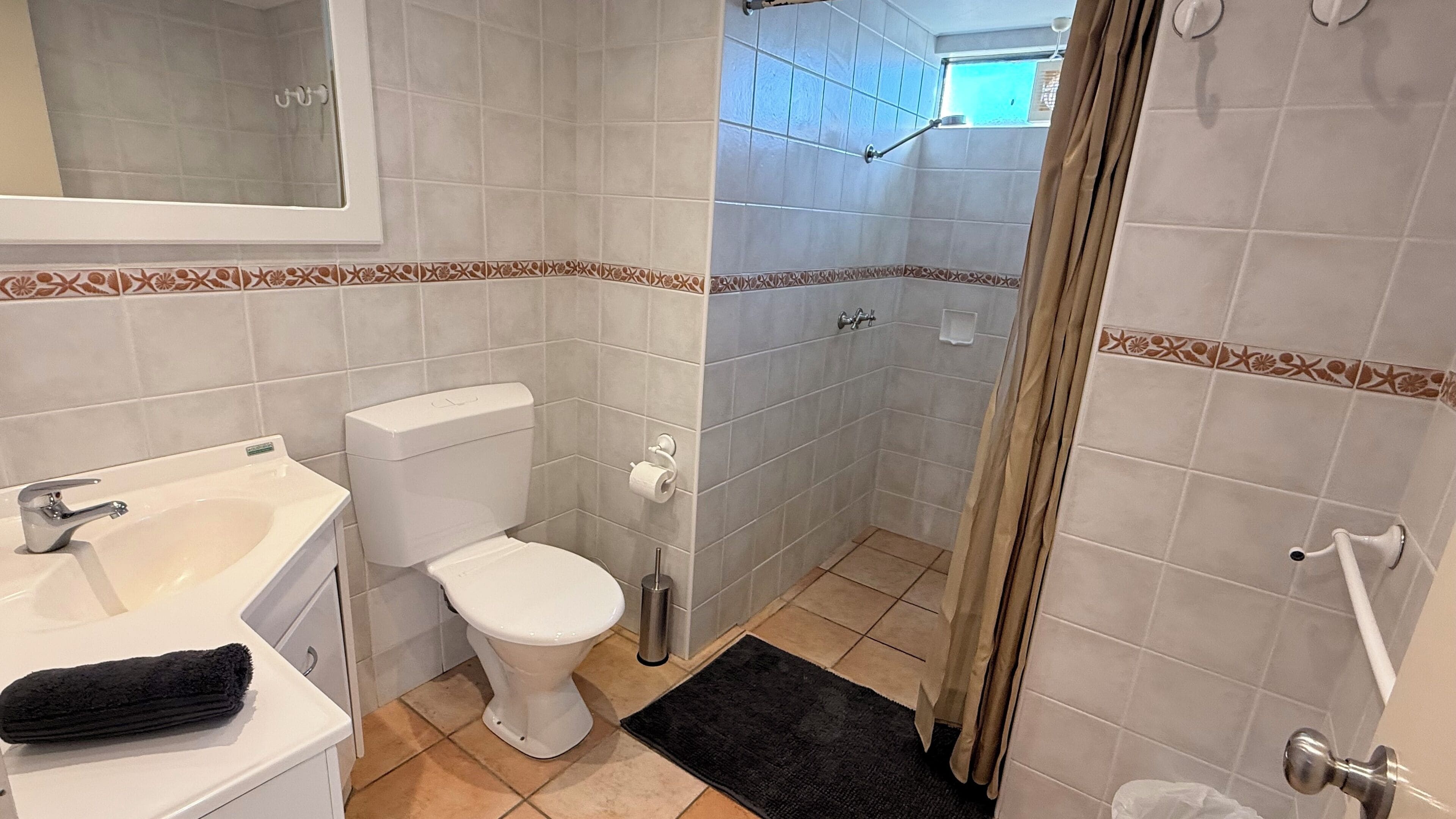 シャワー、ヘアドライヤー、タオル