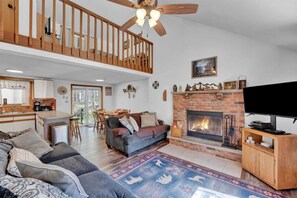 Smart TV, fireplace - Cozy - Rustic - Romantic (Coolbaugh Township)