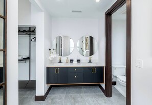 Douche, séchoir à cheveux, serviettes fournies, savon