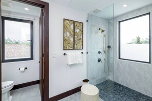 Douche, sèche-cheveux, serviettes fournies, savon