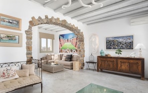 Villa, vue mer | Coin séjour | TV connectée de 45 pouces avec chaînes par satellite, Netflix
