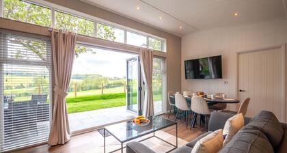 A Stylish Retreat Set in a Scenic Country Club