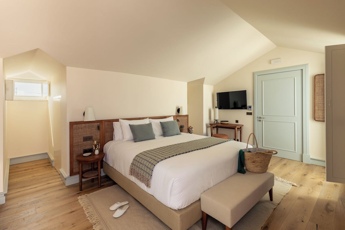 Ático junior, balcón | 1 dormitorio, caja fuerte, cortinas opacas y sistema de insonorización
