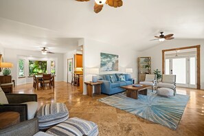 Älytelevisio, kirjoja, työhuone, tietokoneen näyttö