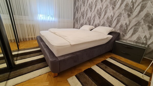 2 bedrooms, desk, iron/ironing board, travel crib