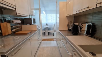 Kühlschrank, Mikrowelle, Ofen, Herdplatte