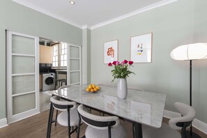 Dining - Stylish S. Kensington Mews Home Near Museums & Kensington Gardens (London)