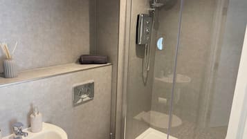 House | Bathroom | Free toiletries, towels, soap, shampoo