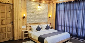 Premium bedding, iron/ironing board, free WiFi, bed sheets - THE BATOT- Old Britishers Route (Ani)