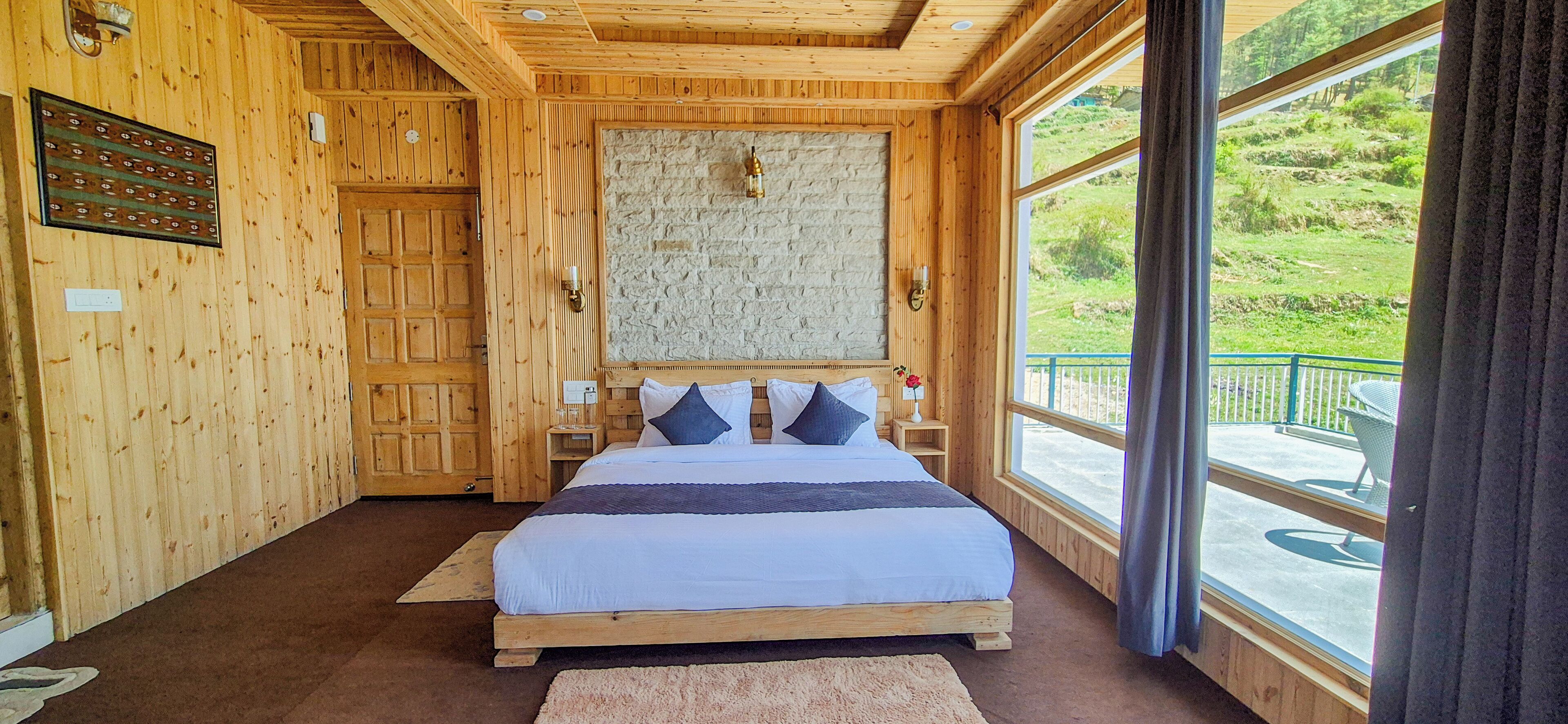 Premium bedding, iron/ironing board, free WiFi, bed sheets