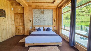 Luxe vierpersoonskamer | Luxe beddengoed, een strijkplank/strijkijzer, gratis wifi, beddengoed