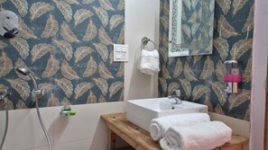 Quarto quádruplo superluxo | Banheiro | Chuveiro, produtos de toalete grátis, toalhas de banho, sabonete