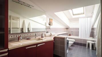 Appartement, terras | Badkamer | Gratis toiletartikelen, een haardroger, handdoeken, zeep