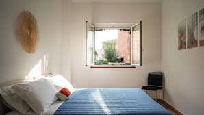 Leilighet, terrasse | Skrivebord, strykejern/-brett og wi-fi (inkludert)