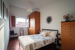 Apartment, Terrasse | Schreibtisch, Bügeleisen/Bügelbrett, kostenloses WLAN