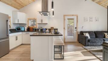 Geladeira, micro-ondas, fogão, cooktop