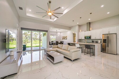 Pets Welcome - Home on 2.5 Acres in Naples!