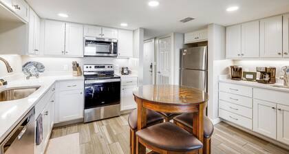 Steps to Beach & Boardwalk: Condo in Port Aransas!