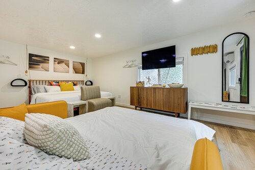 Pet-friendly Studio w/ Fire Pit in Olympia!