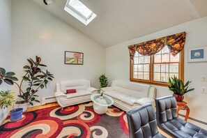 House (3 Bedrooms) | Interior - Monroe Home Near Legoland & State Parks! (Monroe)