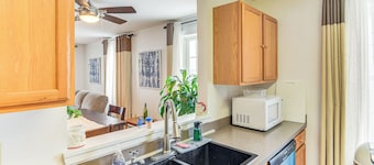 1 Mi to Downtown & Palladium: Worcester Getaway!