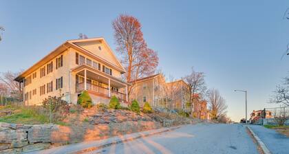 1 Mi to Downtown & Palladium: Worcester Getaway!