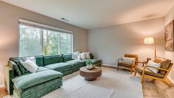 House (5 Bedrooms) | Interior