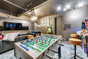 House (5 Bedrooms) | Interior