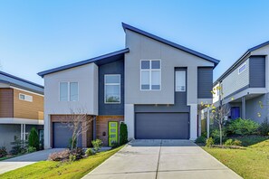 Interior - 2 Mi to Bank of America Stadium: Townhome w/ Patio (Charlotte)