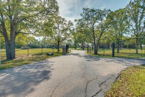 Interior - 2 Mi to 7f Lodge & Events: Rural Retreat! (College Station)