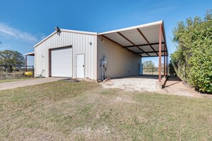 Apartment (0 Bedroom) | Interior - 2 Mi to 7f Lodge & Events: Rural Retreat! (College Station)