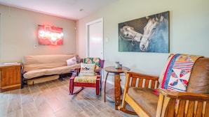 Un salon avec un canapé, un fauteuil à bascule et une petite table.
