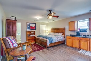 Interior - 2 Mi to 7f Lodge & Events: Rural Retreat! (College Station)