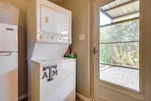 Interior - 2 Mi to 7f Lodge & Events: Rural Retreat! (College Station)