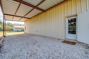 Apartment (0 Bedroom) | Interior - 2 Mi to 7f Lodge & Events: Rural Retreat! (College Station)