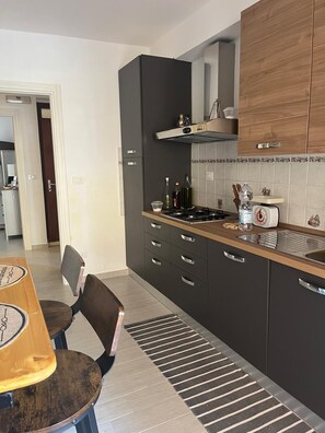 Fridge, oven, stovetop, dishwasher