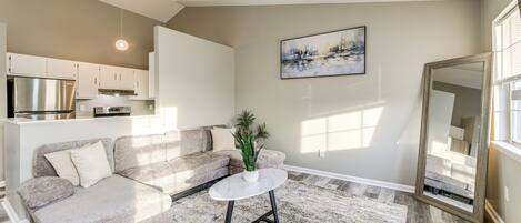 Appartement (2 Bedrooms) | Coin séjour | Télévision, cheminée