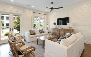 Una Smart TV, un reproductor estéreo