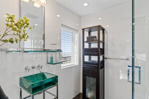 House, 3 Bedrooms | Bathroom | Towels, shampoo - 180-Degree Ocean Views Deck + Hillside (Half Moon Bay)