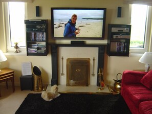 Älytelevisio, takka, DVD-soitin, pöytäjalkapallopöytä